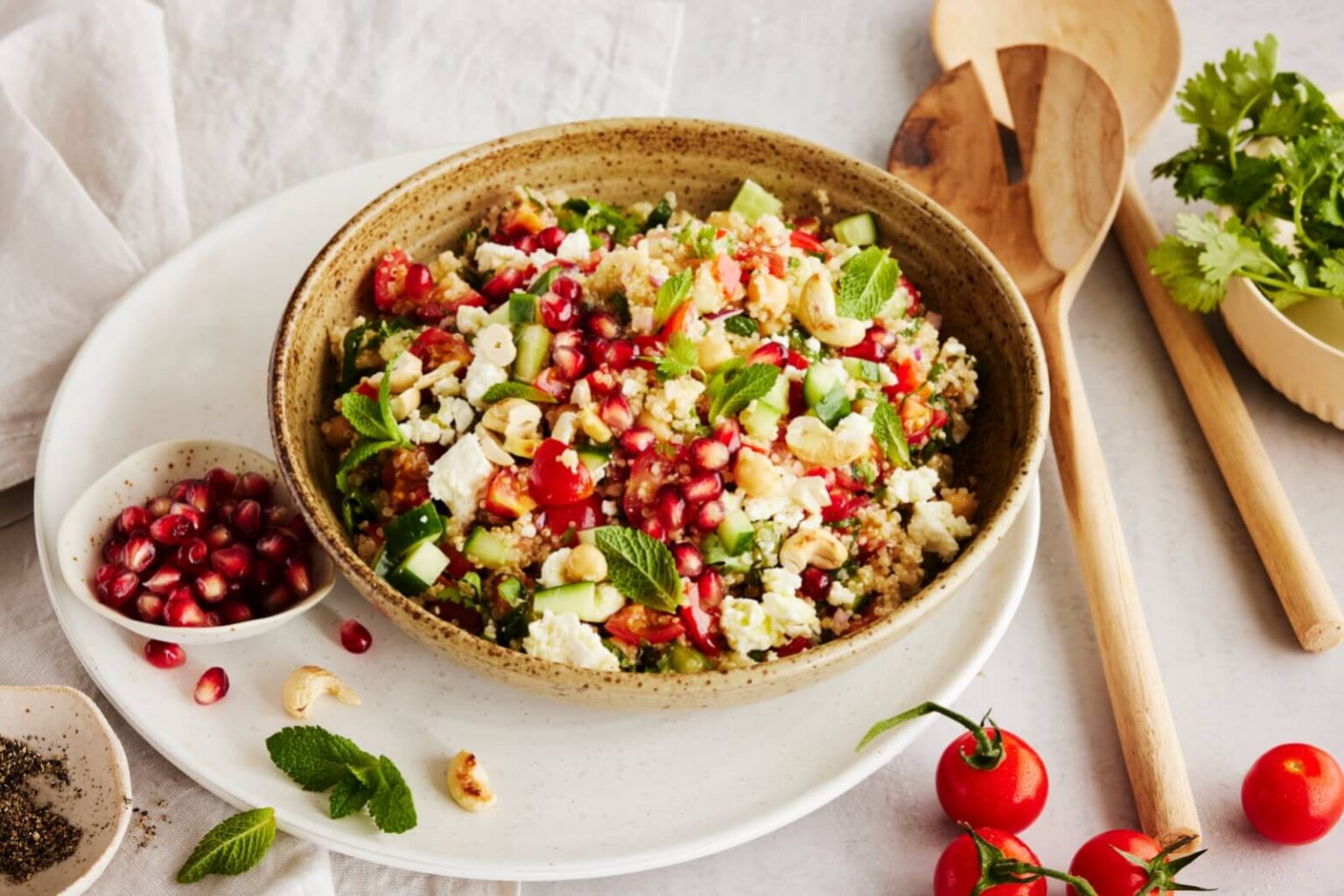 Salade méditerranéenne de quinoa, grenade et concombre Salade méditerranéenne de quinoa grenade et concombre