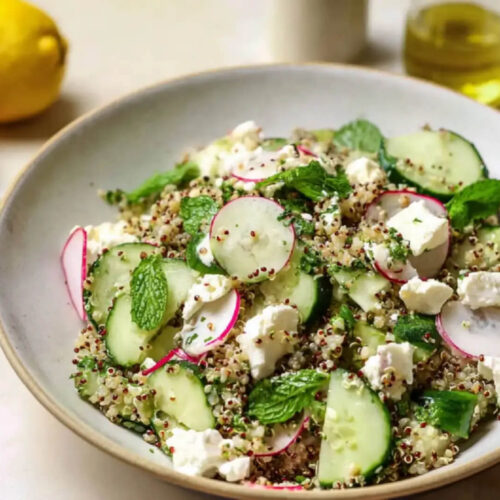 Salade de quinoa, concombre, feta et menthe fraîche