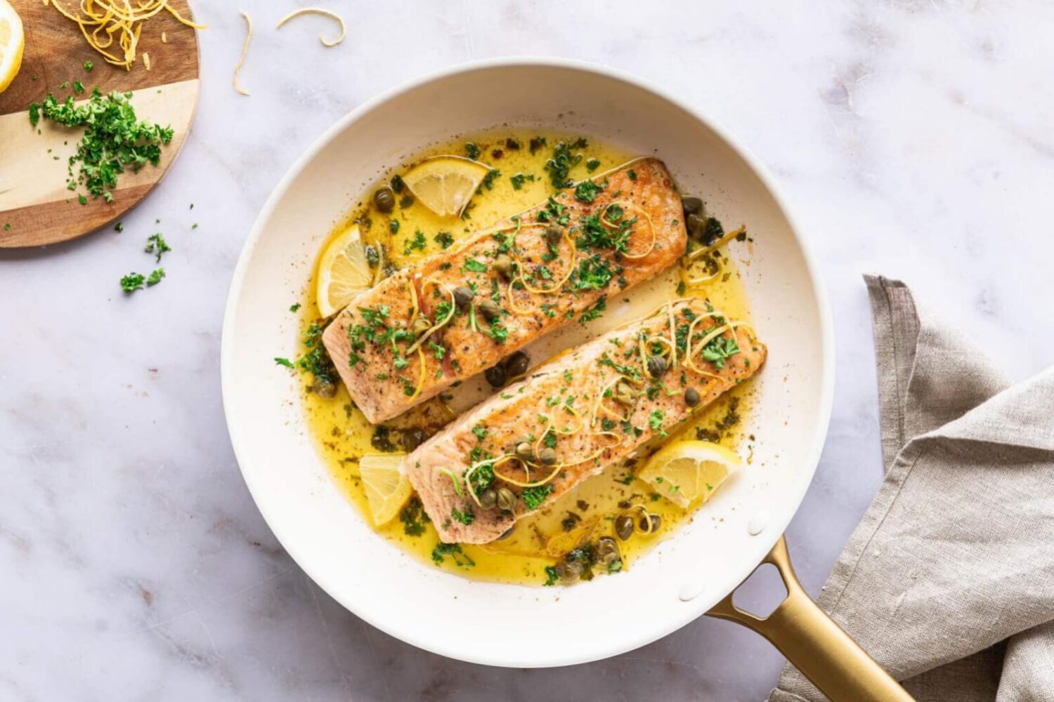 Recette fraîche de saumon à la meunière au citron et aux câpres. Saumon à la meunière au citron et aux câpres