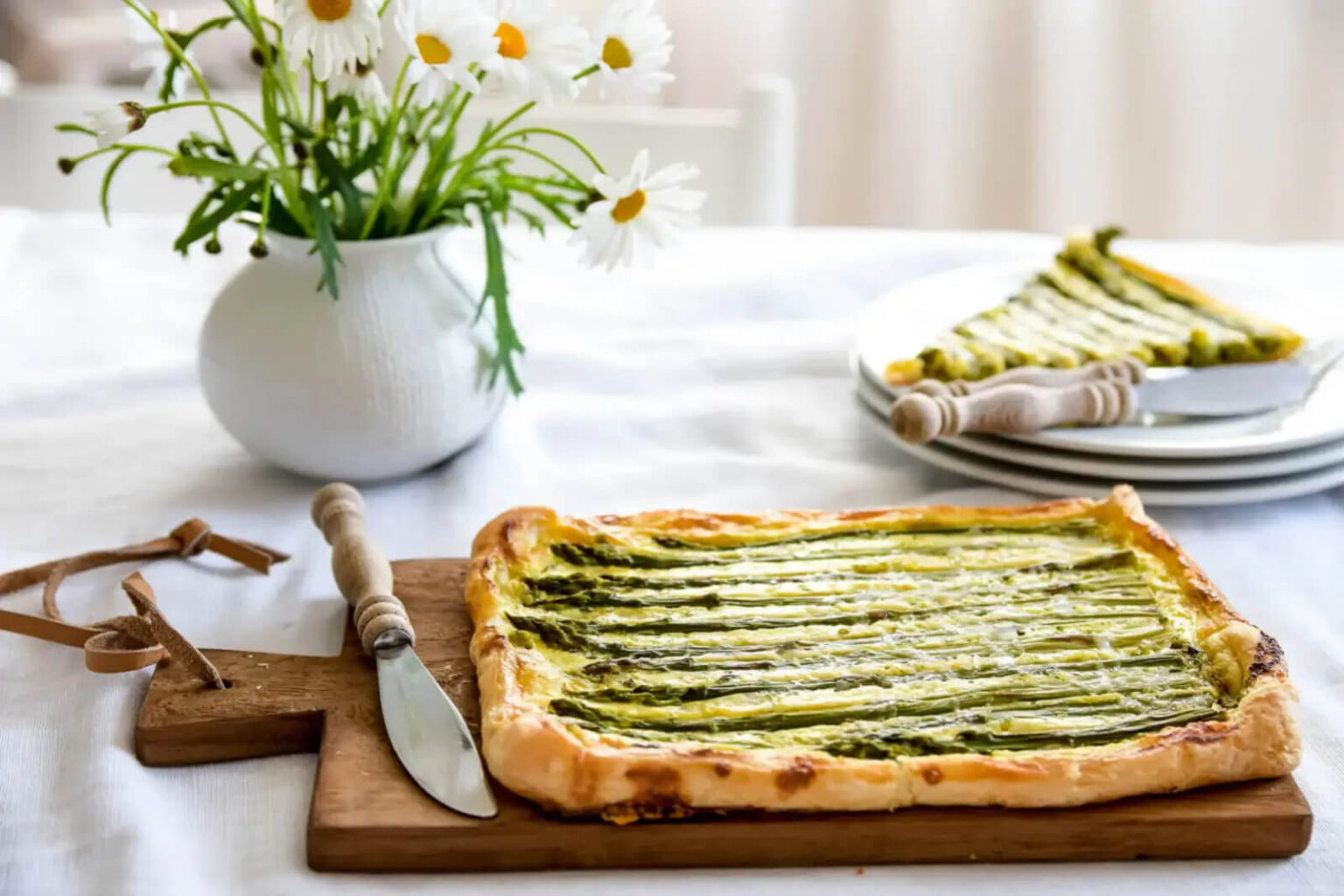 Tarte aux asperges express : la recette croustillante et crémeuse prête en 45 minutes Tarte aux asperges express avec pâte feuilletée