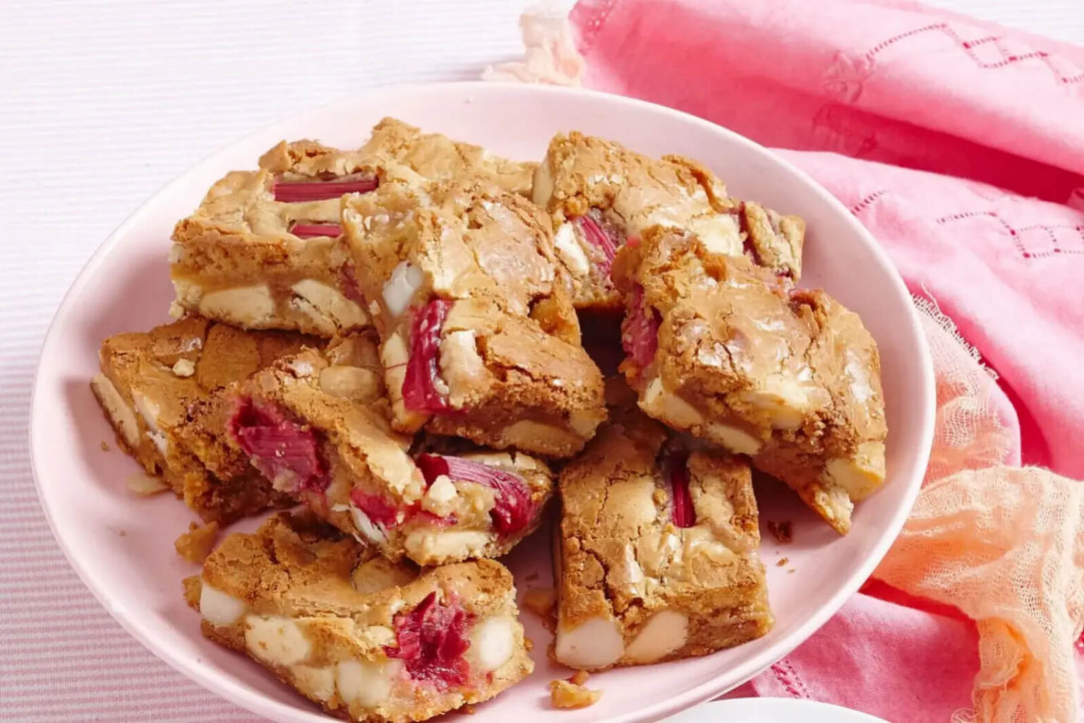 Blondies à la rhubarbe et aux noix de macadamia : la recette moelleuse qui change tout blondies à la rhubarbe et aux noix de macadamia