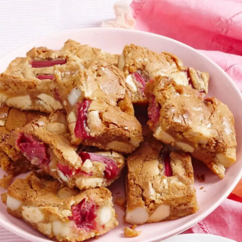 blondies à la rhubarbe et aux noix de macadamia