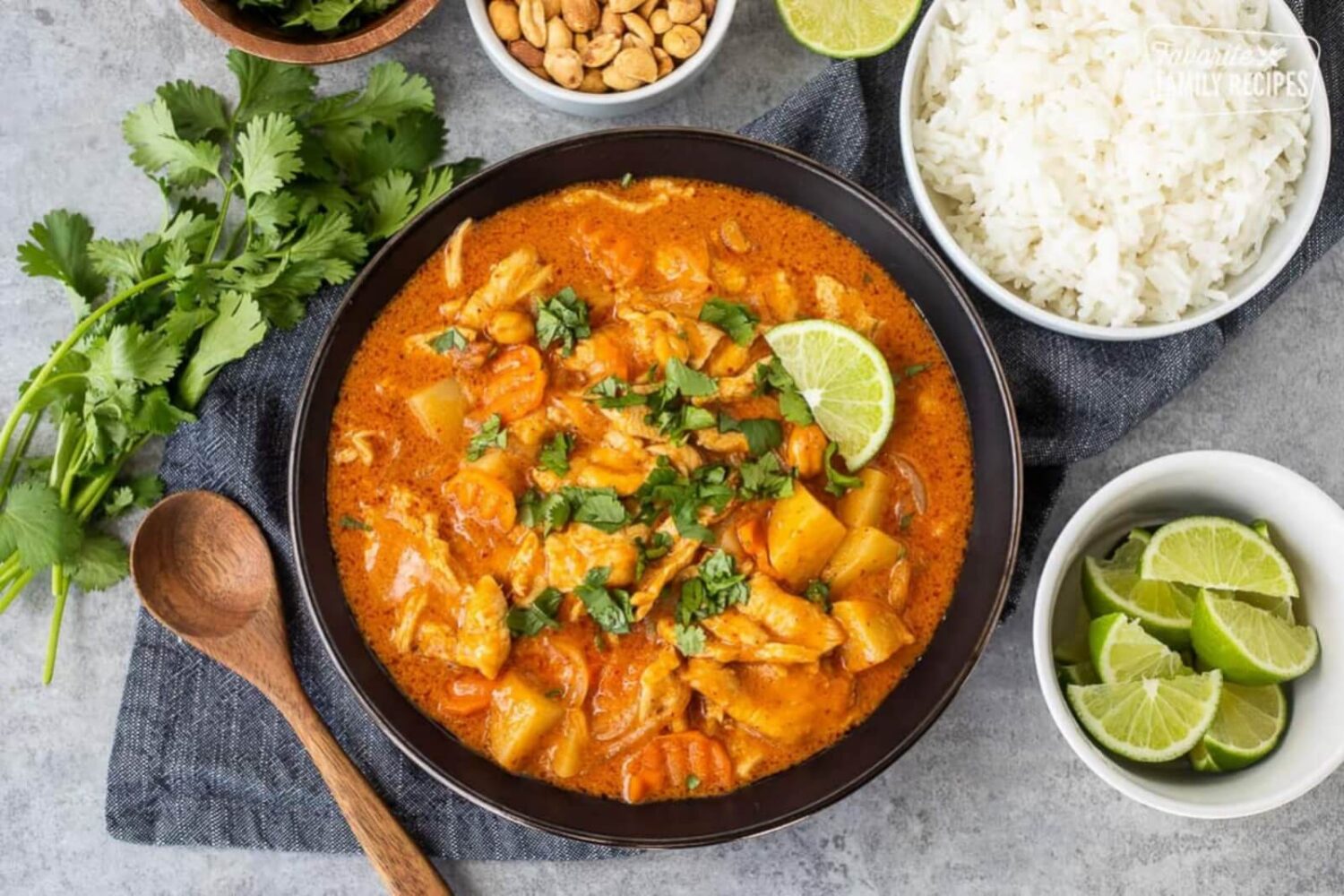 La recette du curry thaï au poulet qui reste moelleuse et parfumée à chaque fois Curry thaï au poulet et aux légumes
