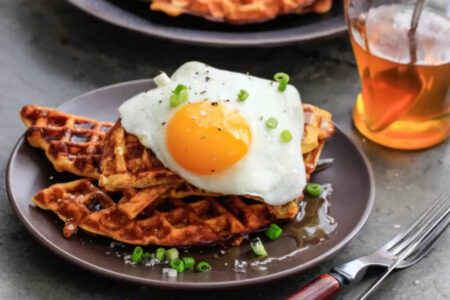 Gaufres salées à l’œuf au plat : la recette croustillante du brunch gaufres salées garnies d'un œuf au plat