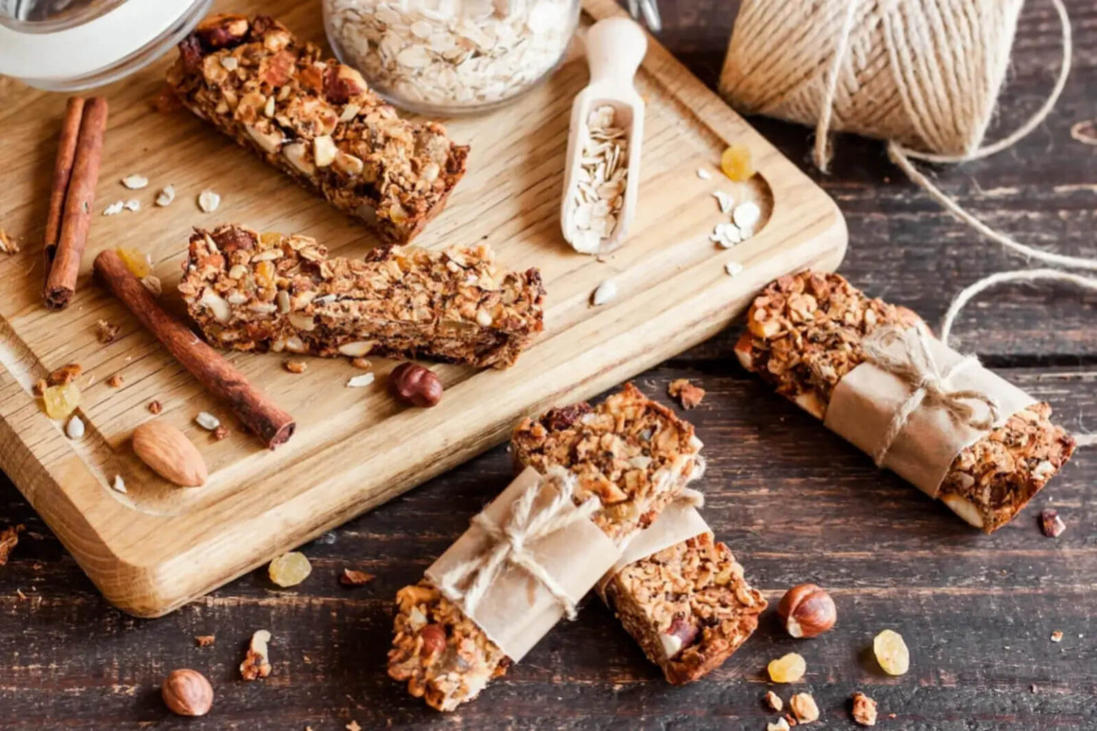 Barres de céréales maison : la recette croustillante aux flocons d’avoine, noix et raisins Barres de céréales maison aux flocons d'avoine noix et raisins