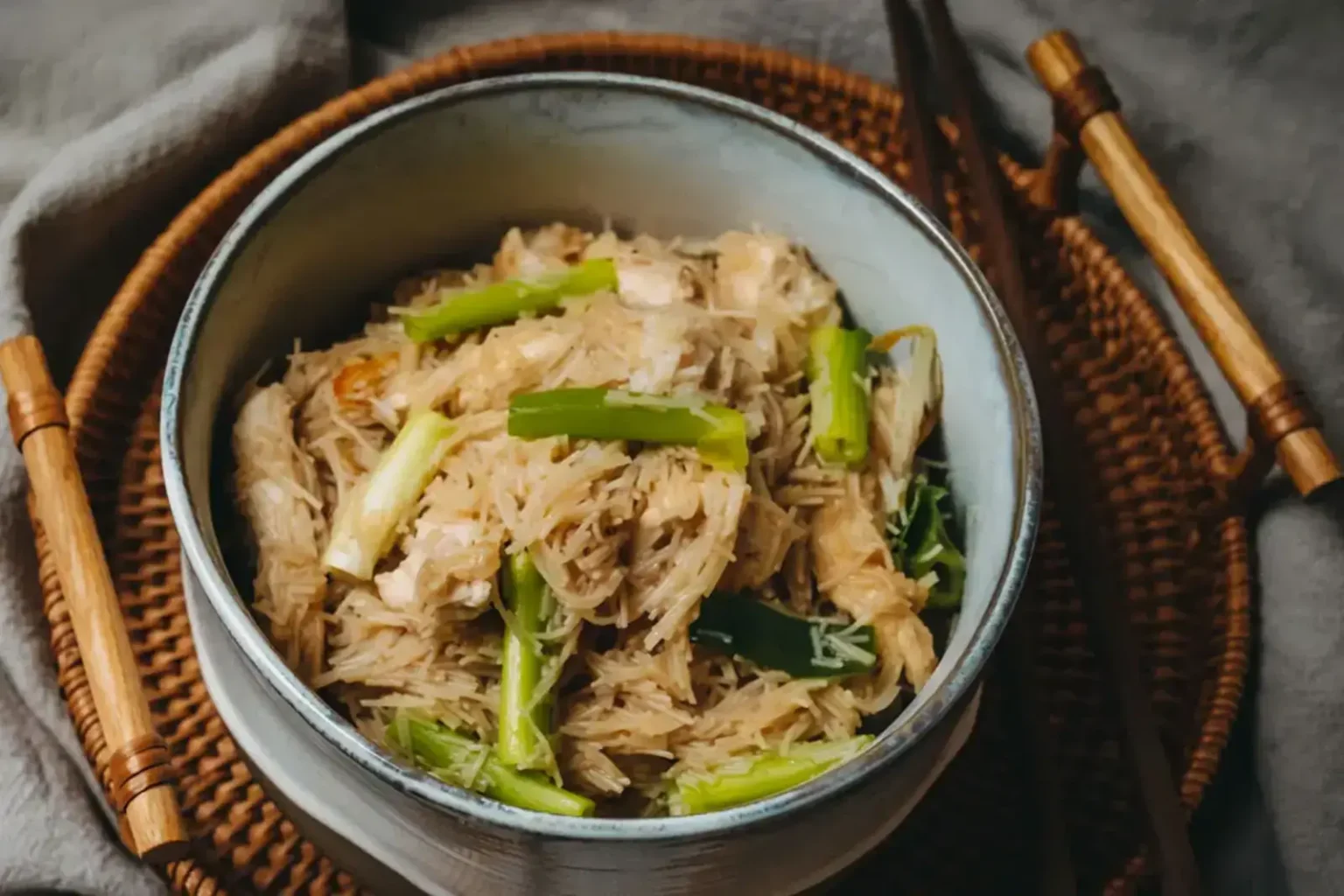 Bol de vermicelles de riz sautés au poulet : la recette express qui régale en 25 minutes Bol de vermicelles de riz sautés au poulet et aux oignons verts