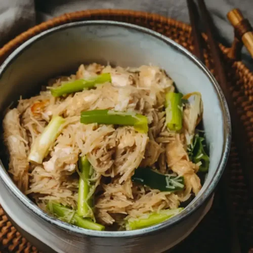 Bol de vermicelles de riz sautés au poulet et aux oignons verts