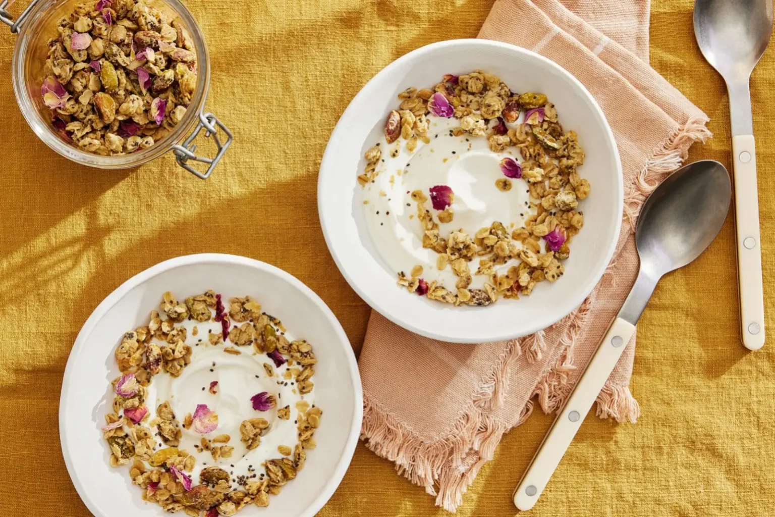 Bol de yaourt garni de granola : le petit-déjeuner maison ultra croustillant prêt en 10 minutes Bol de yaourt garni de granola