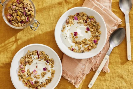 Bol de yaourt garni de granola