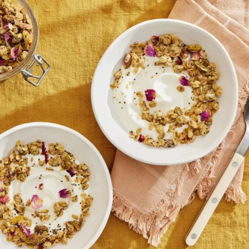 Bol de yaourt garni de granola