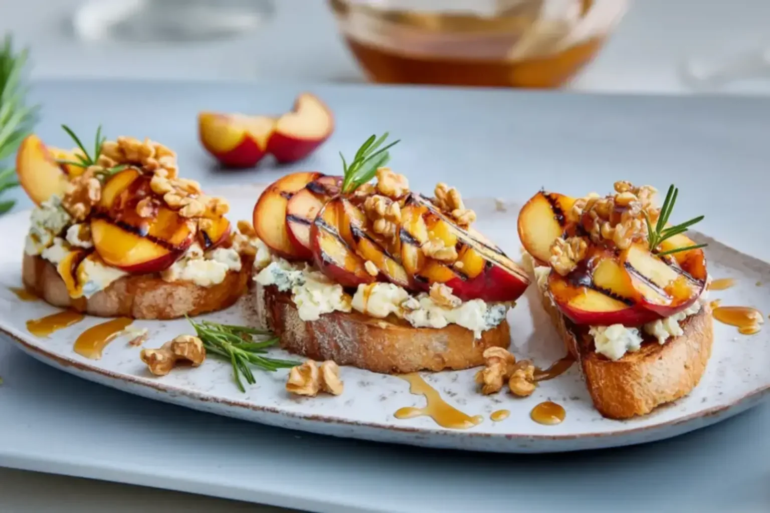 Bruschettas aux nectarines grillées