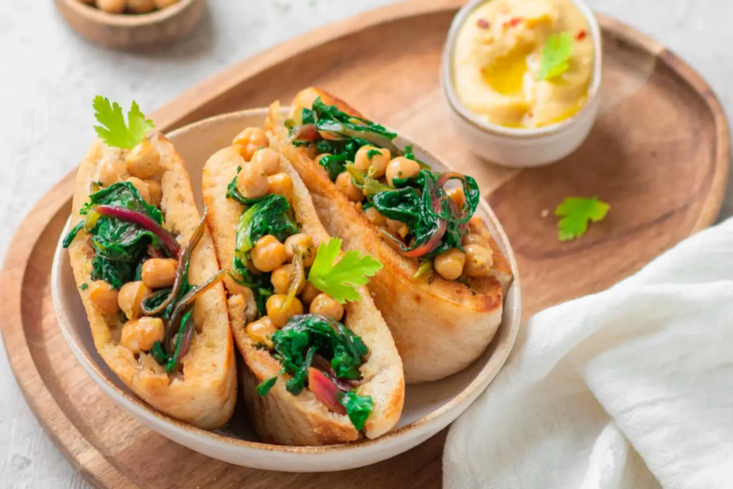 Vous avez du pain et des pois chiches ? Préparez ces bruschettas ultra gourmandes bruschettas aux pois chiches et blettes sautées