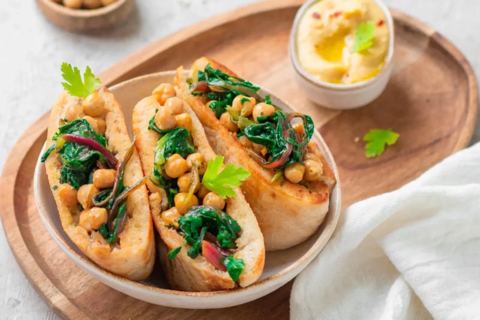 Vous avez du pain et des pois chiches ? Préparez ces bruschettas ultra gourmandes bruschettas aux pois chiches et blettes sautées