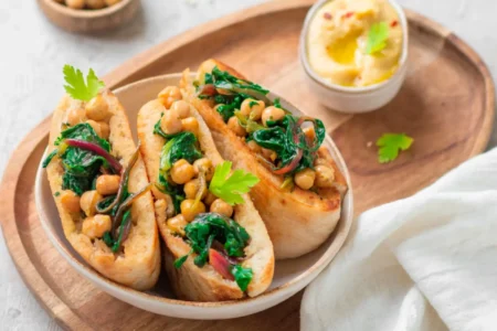 Vous avez du pain et des pois chiches ? Préparez ces bruschettas ultra gourmandes bruschettas aux pois chiches et blettes sautées