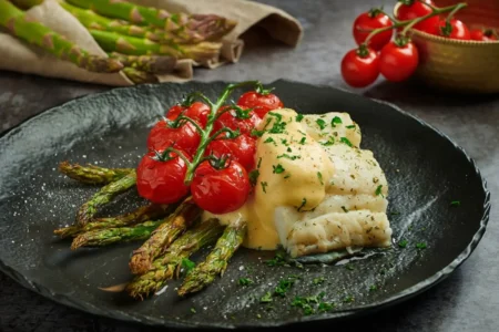 Cabillaud aux asperges et sauce hollandaise : le plat chic et facile qui impressionne à tous les coups Cabillaud aux asperges vertes et sauce hollandaise