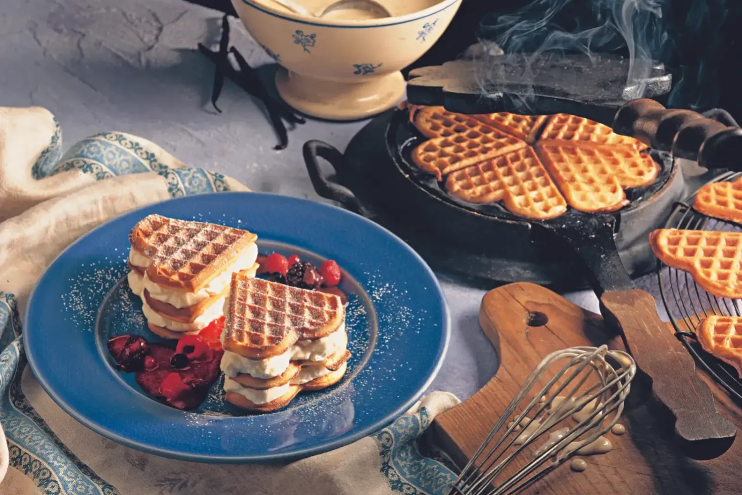 Gaufres cœur à la chantilly et aux fruits rouges : le dessert ultra gourmand qui fait craquer tout le monde Gaufres cœur à la chantilly et aux fruits rouges