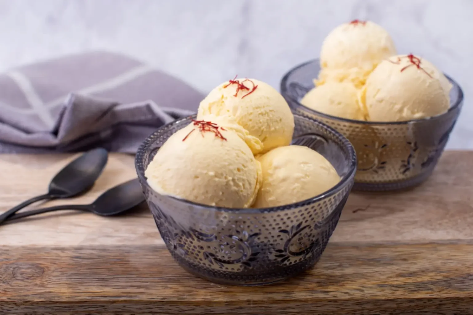 Glace à la cardamome et au safran : le dessert oriental ultra crémeux qui rafraîchit avec élégance Glace à la cardamome et au safran