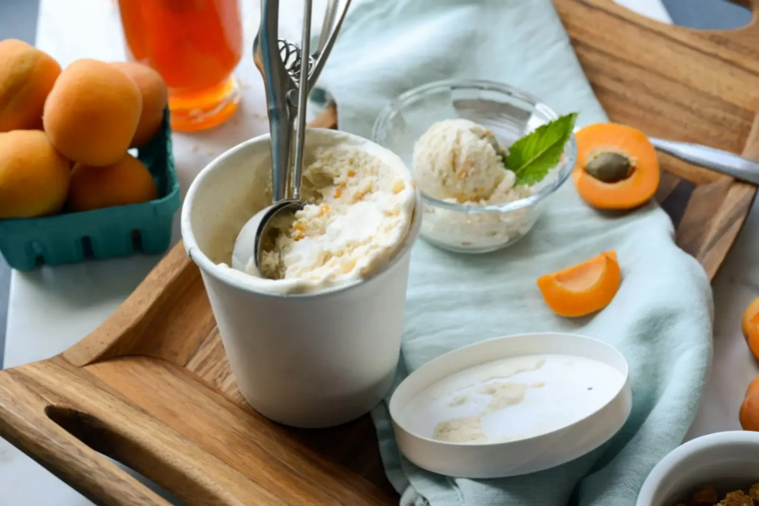 Glace à l’abricot et crumble maison : le dessert glacé irrésistible de l’été Glace à l'abricot et crumble maison
