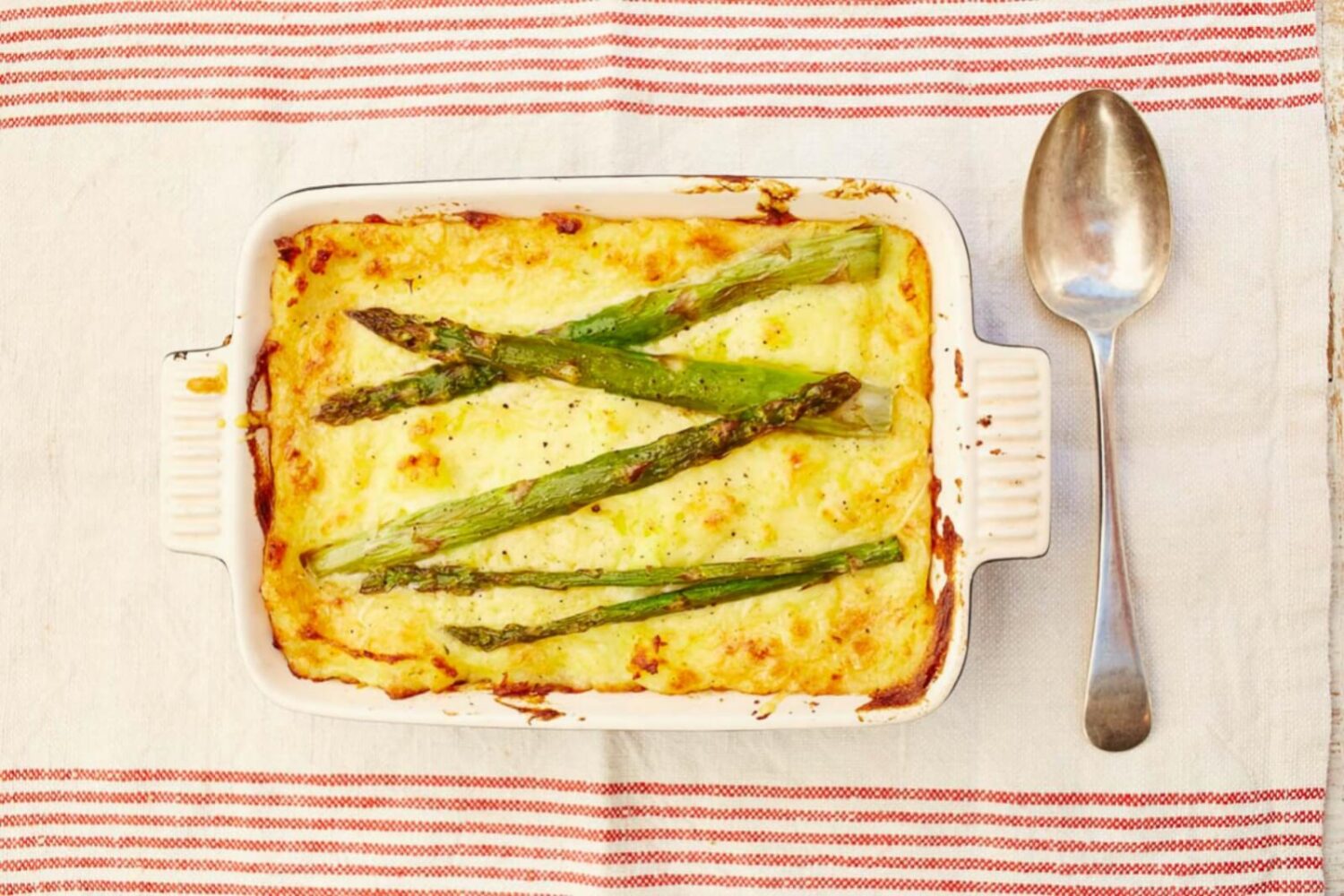 Gratin de cabillaud aux asperges vertes : le plat doré et crémeux du printemps Gratin de cabillaud aux asperges vertes