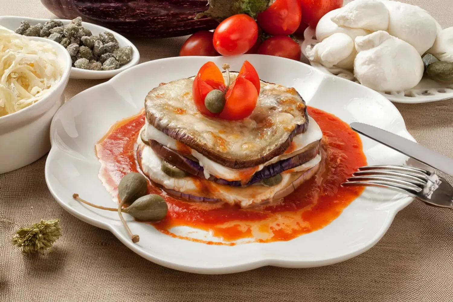 Mille-feuille d’aubergine à la mozzarella et aux câpres : le gratin méditerranéen aussi beau que délicieux Mille-feuille d'aubergine à la mozzarella et aux câpres