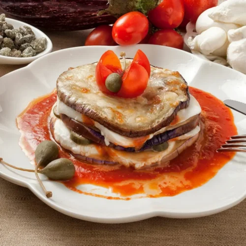 Mille-feuille d'aubergine à la mozzarella et aux câpres