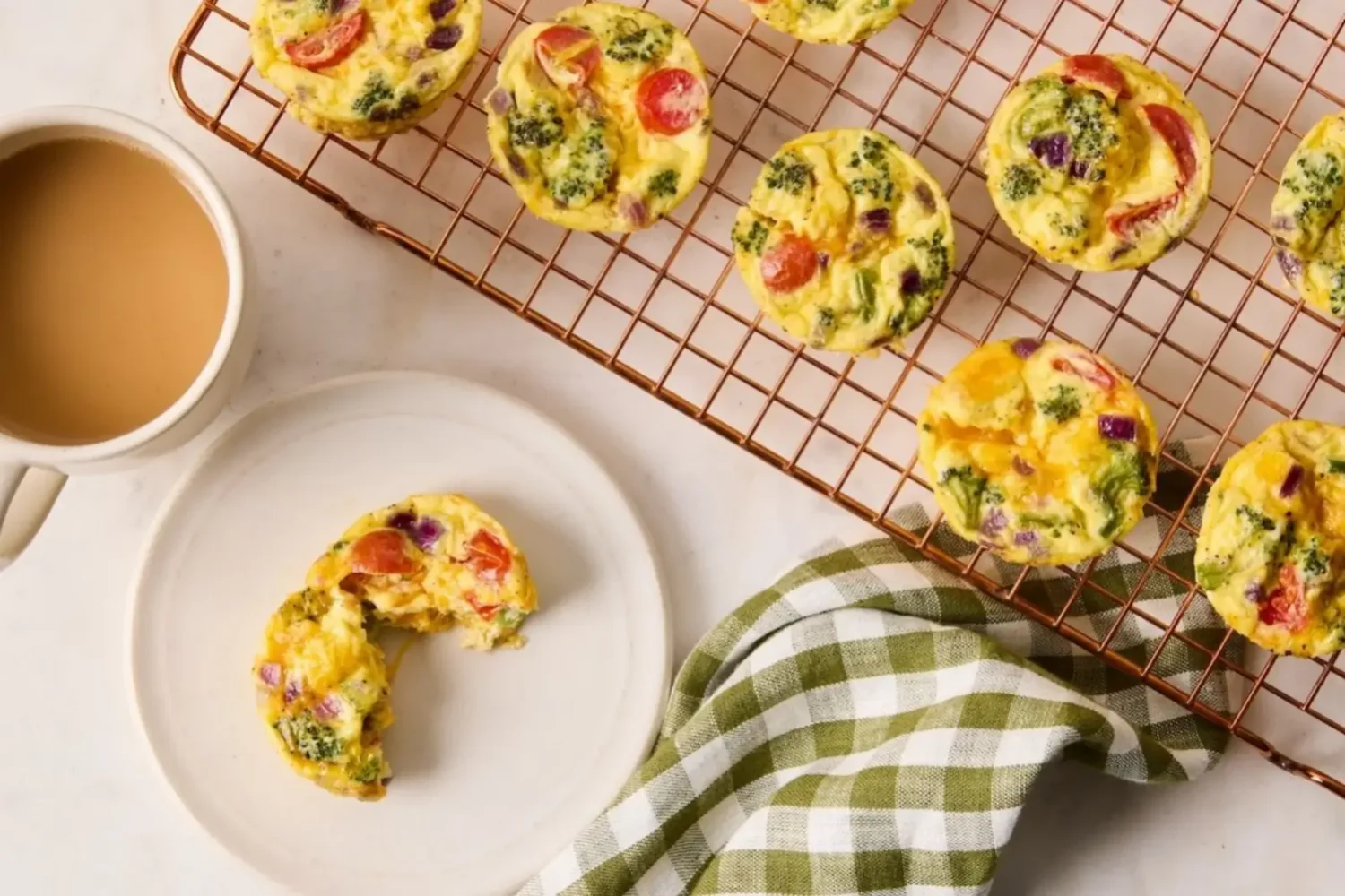 Petits muffins aux œufs, fromage et légumes