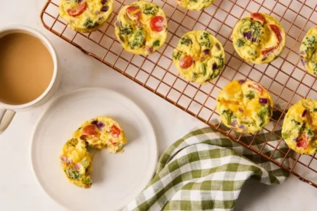 Petits muffins aux œufs, fromage et légumes