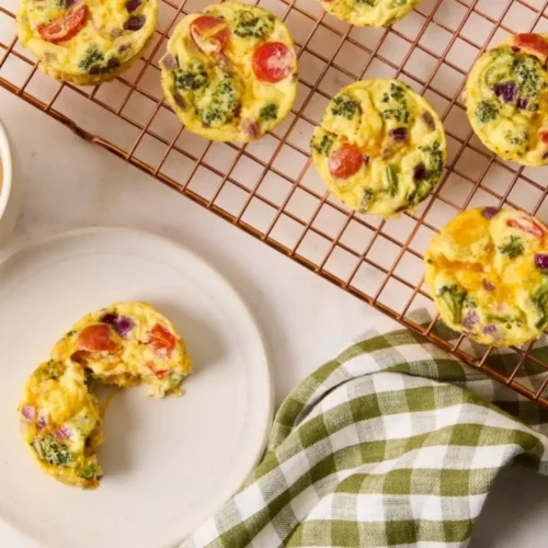Petits muffins aux œufs, fromage et légumes