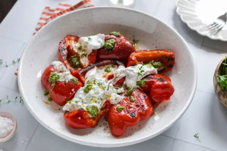 Poivrons rouges grillés au pesto : l’entrée méditerranéenne ultra gourmande de l’été Poivrons rouges grillés au pesto