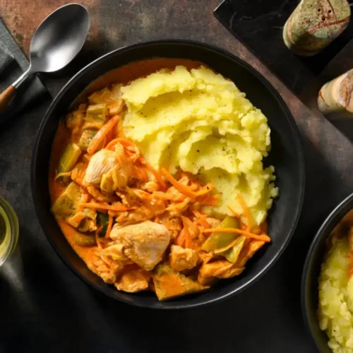 Poulet à la sauce crémeuse aux légumes et purée de pommes de terre