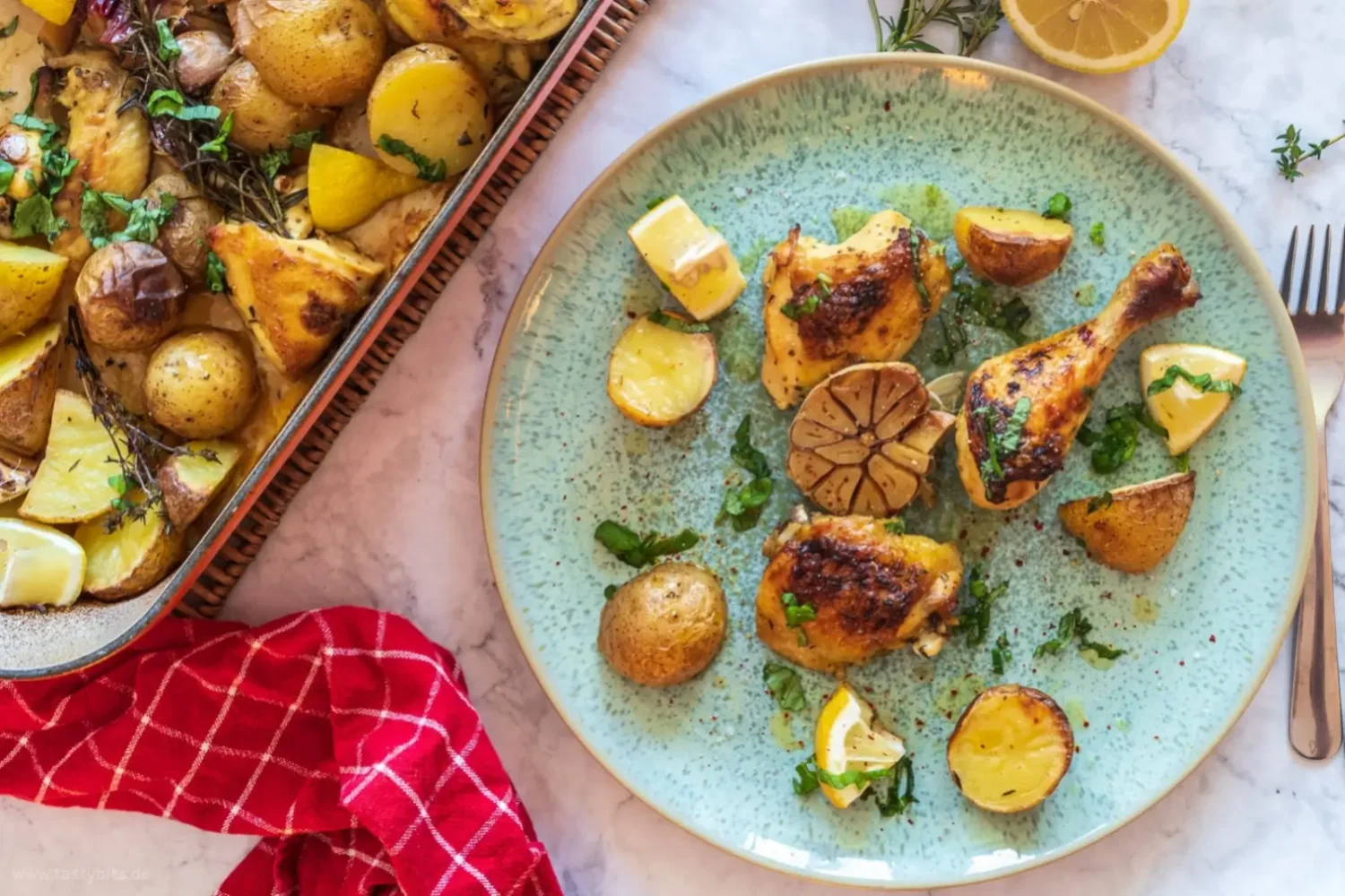 Poulet rôti au citron : cette recette aux pommes de terre et à l’ail fondant parfume toute la maison Poulet rôti au citron avec pommes de terre et ail fondant