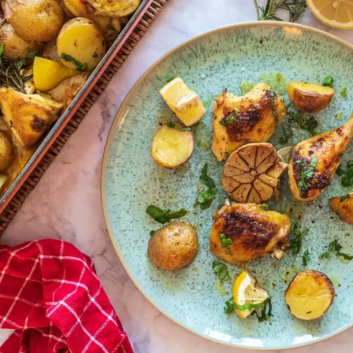 Poulet rôti au citron avec pommes de terre et ail fondant