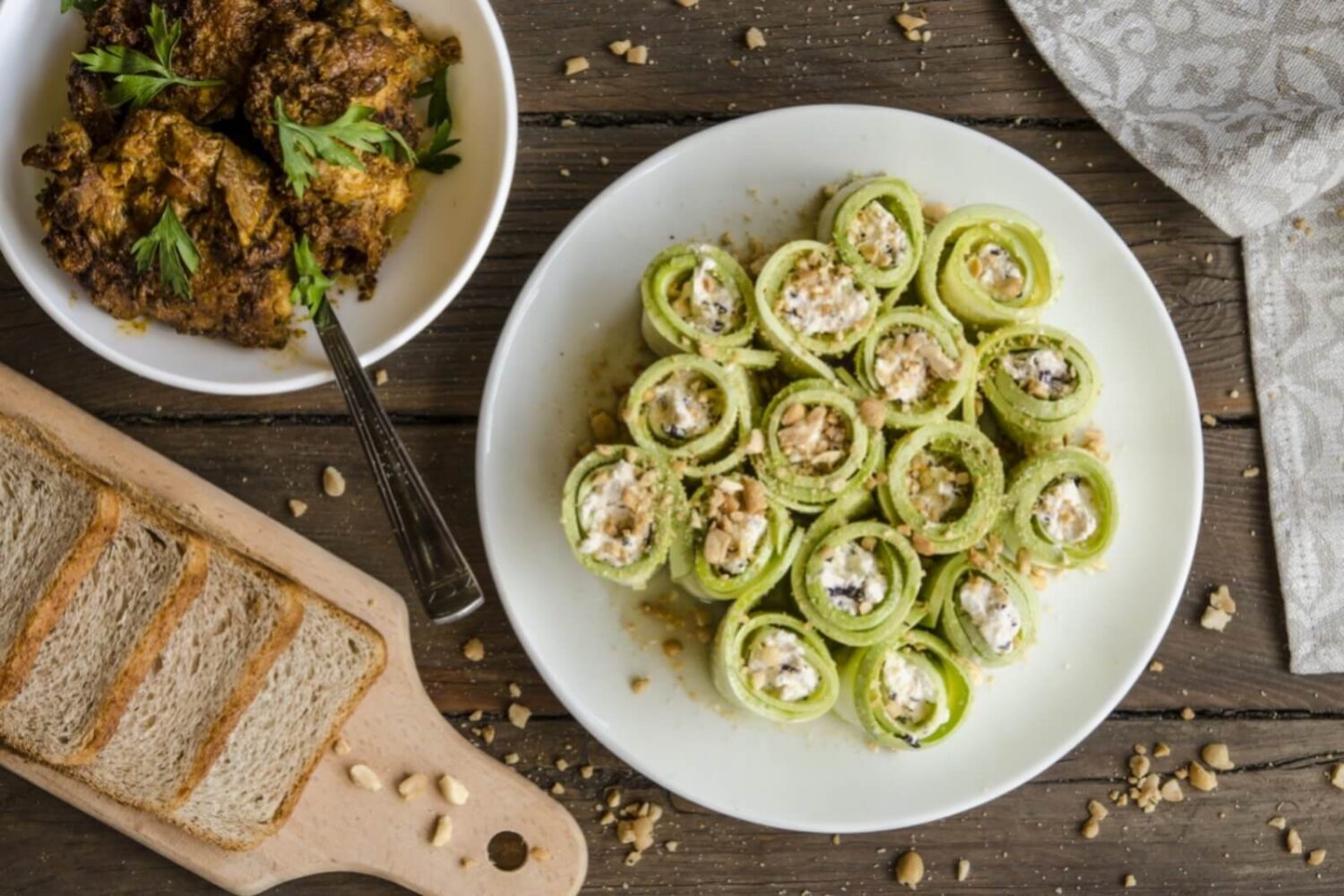 Rouleaux de courgettes au poulet, feta et noix : l’entrée fraîche qui fait sensation Rouleaux de courgettes au poulet, à la feta et aux noix