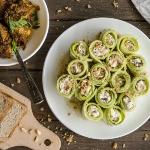 Rouleaux de courgettes au poulet, à la feta et aux noix