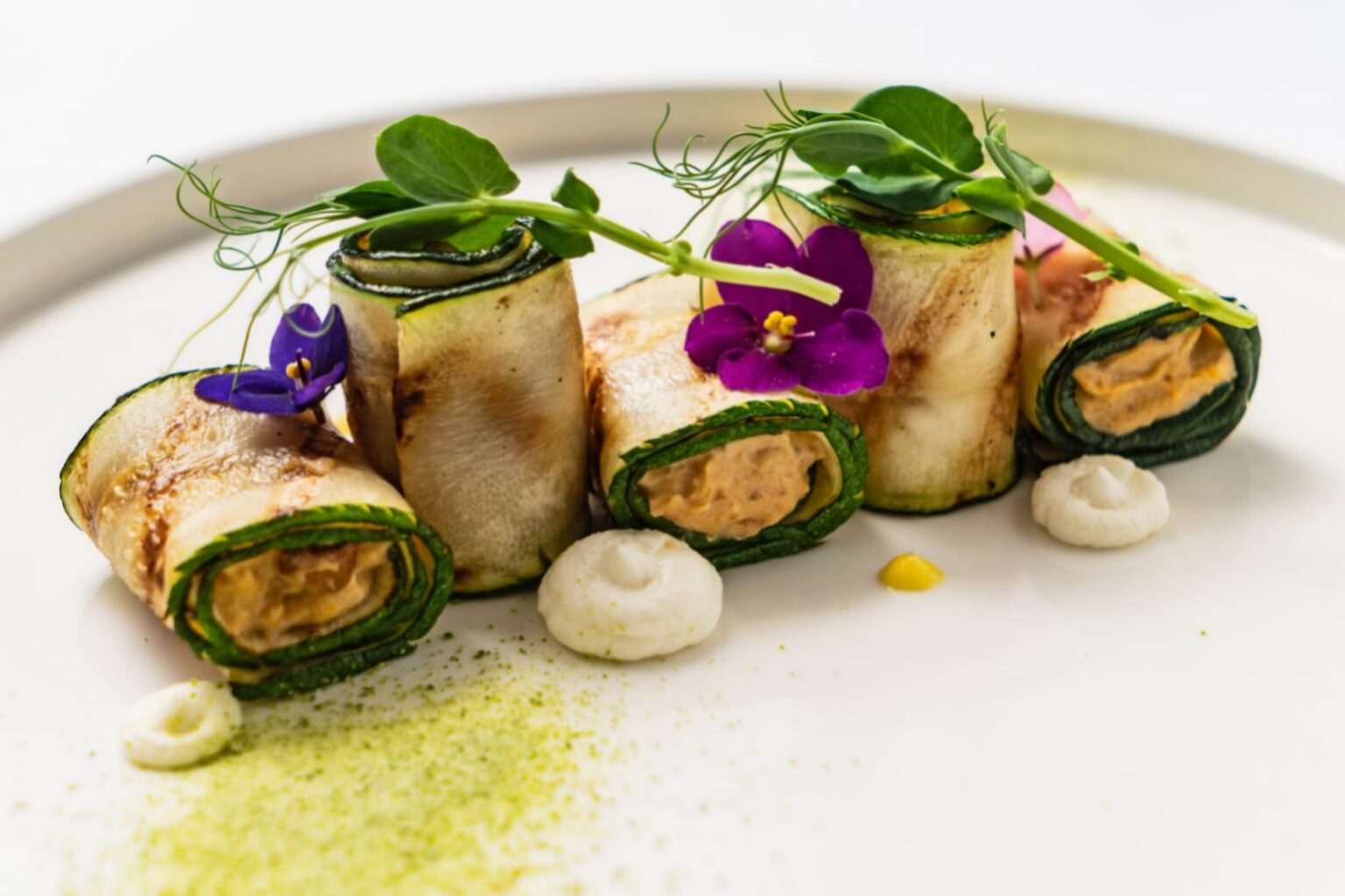 Roulés de courgettes au chèvre frais : l’astuce pour des roulés parfaits qui ne se défont jamais Roulés de courgettes au fromage de chèvre frais