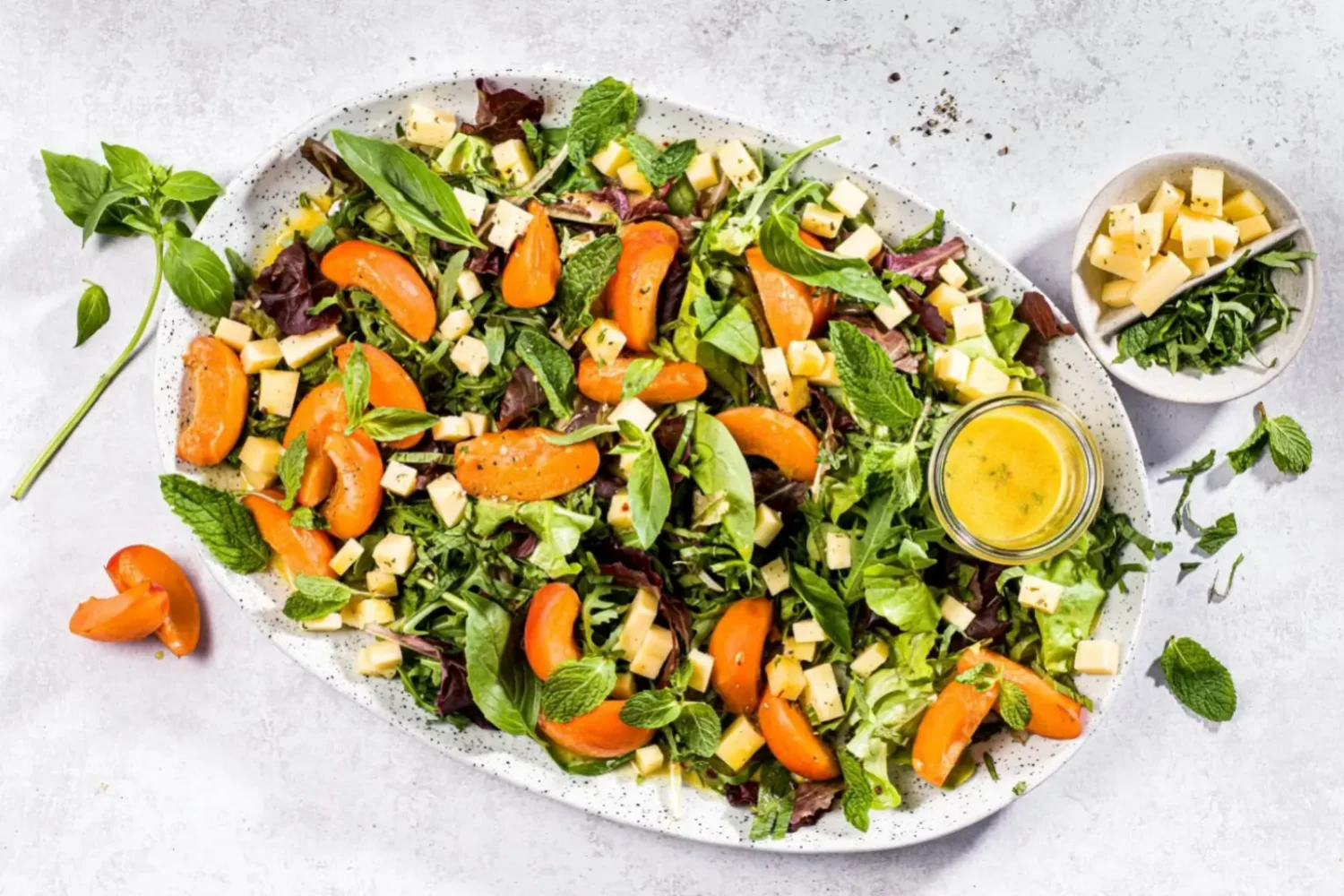 Salade aux abricots et fromage : la recette fraîche de l’été prête en 10 minutes Salade aux abricots, herbes fraîches et fromage