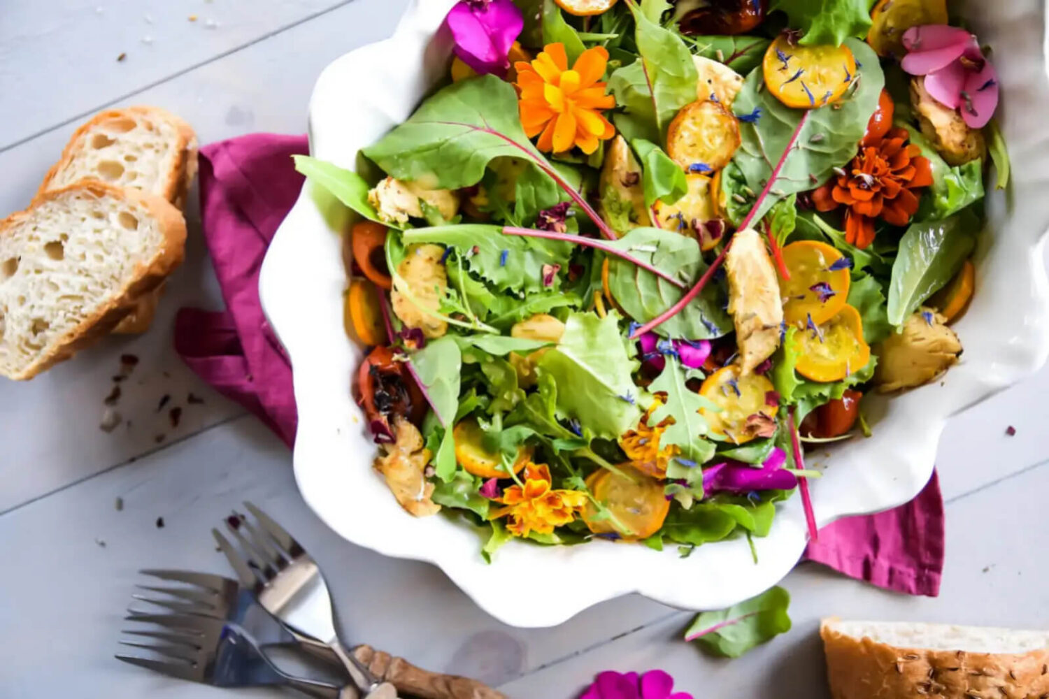Salade colorée aux légumes grillés et poulet : la recette fraîche et gourmande en 30 minutes Salade colorée avec légumes grillés et lanières de poulet