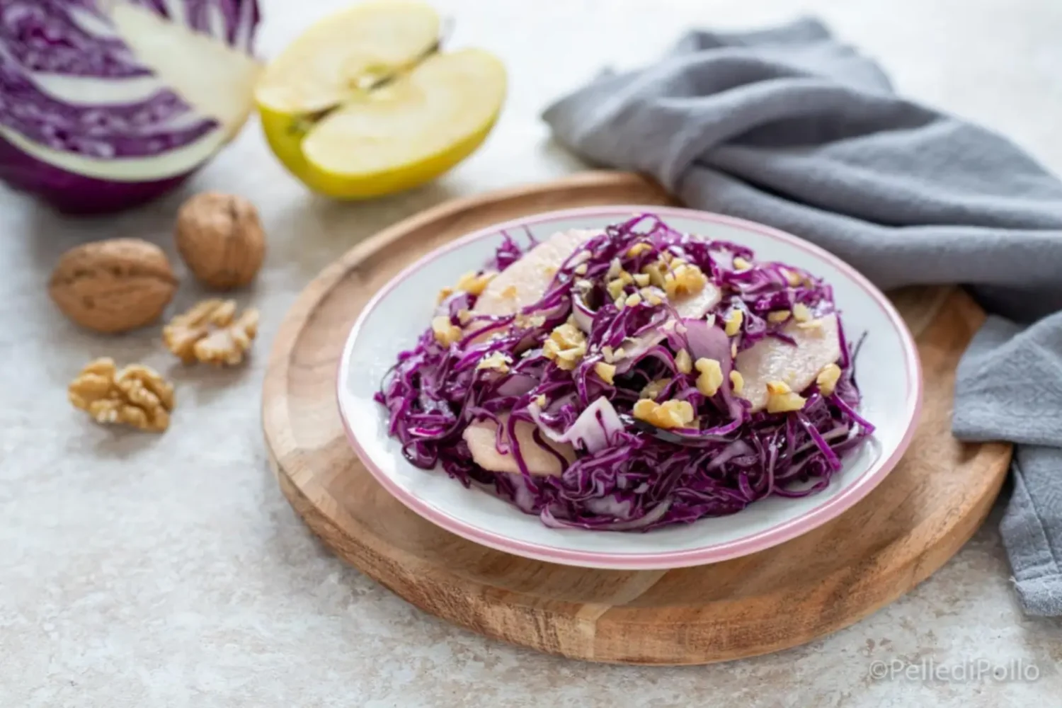 Salade de chou rouge aux pommes et aux noix : la recette croquante et ultra fraîche de l’été equête principale Salade de chou rouge aux pommes et aux noix