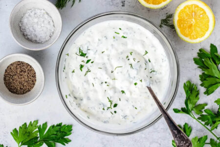 Salade de courgettes grillées au yaourt : la recette fraîche et ultra gourmande de l’été Salade de courgettes grillées au yaourt