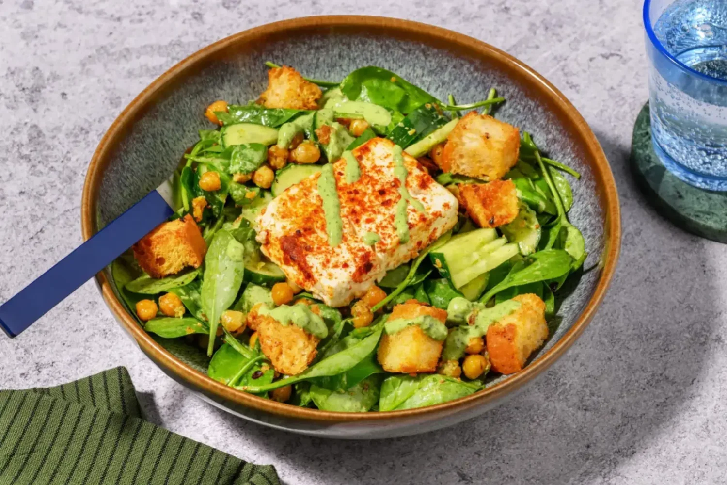 La salade de halloumi grillé qui fait craquer tout le monde avec ses pois chiches ultra croustillants Salade de halloumi grillé