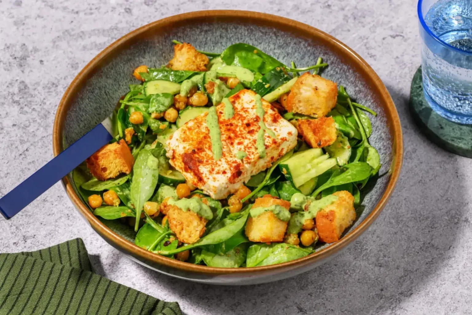 La salade de halloumi grillé qui fait craquer tout le monde avec ses pois chiches ultra croustillants Salade de halloumi grillé