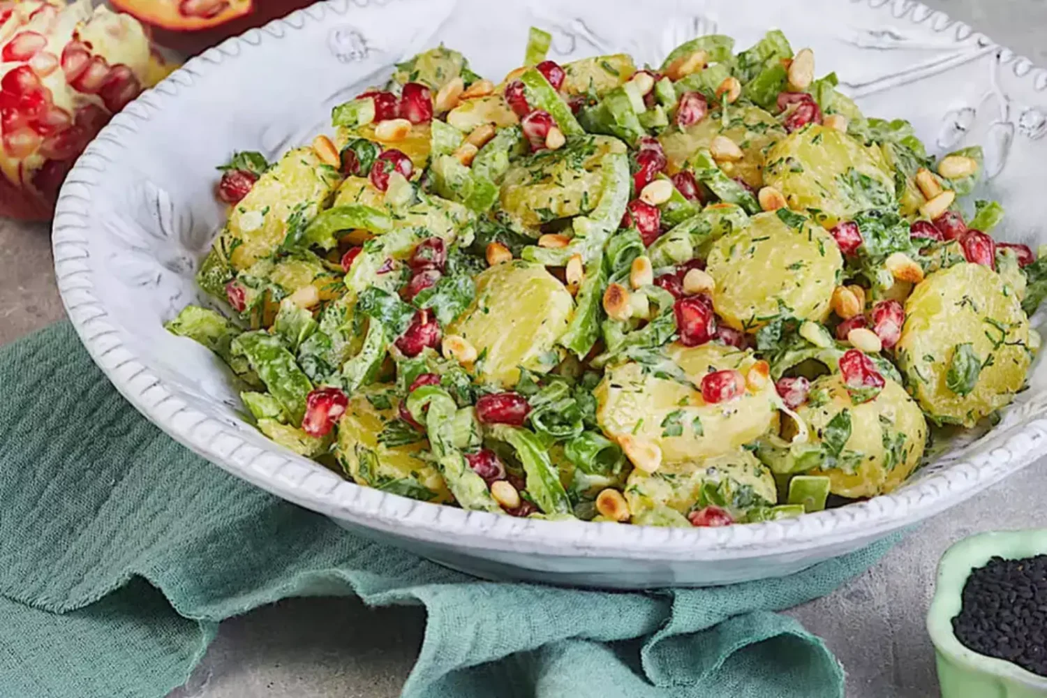 Salade de pommes de terre : l’ajout de grenade et de pignons change tout cet été Salade de pommes de terre aux herbes, grenade et pignons de pin
