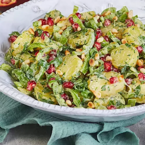 Salade de pommes de terre aux herbes, grenade et pignons de pin