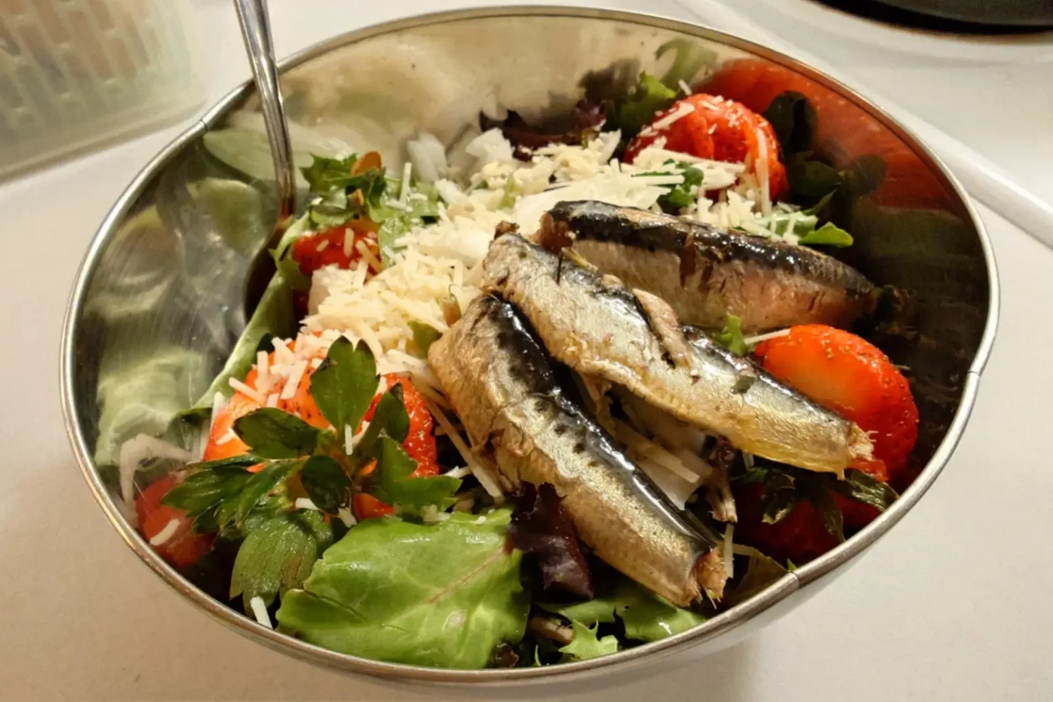 Salade de sardines aux fraises : l’association sucrée-salée la plus surprenante de l’été Salade de sardines aux fraises