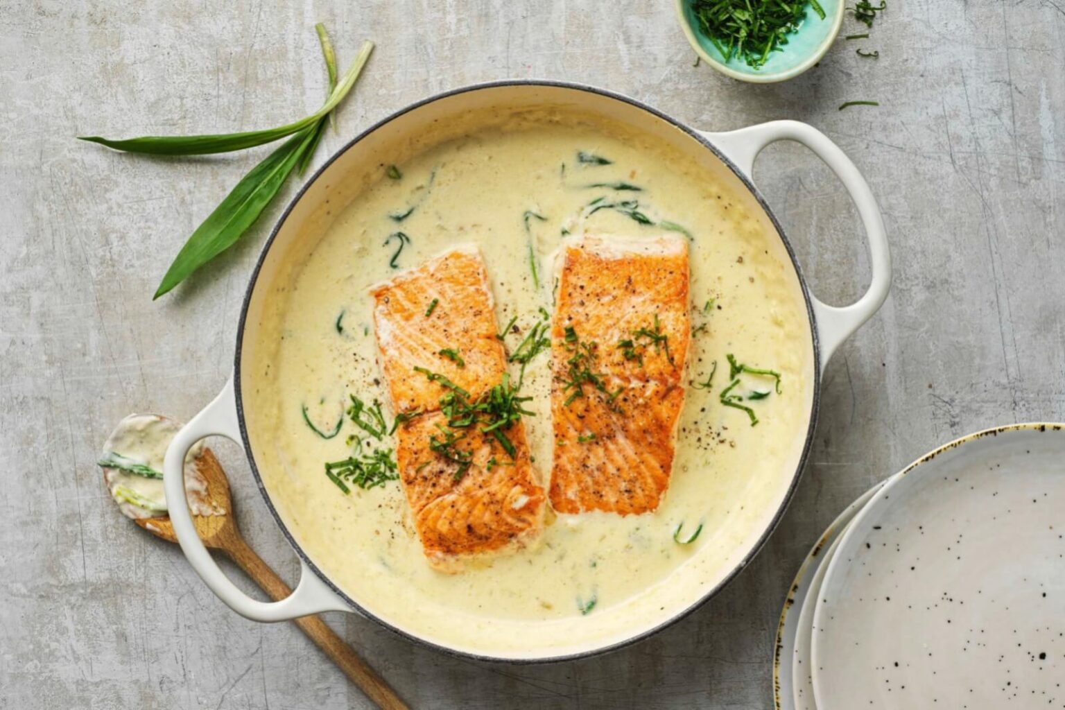 Saumon à la crème d’ail des ours : la recette printanière prête en 20 minutes Saumon à la crème d'ail des ours