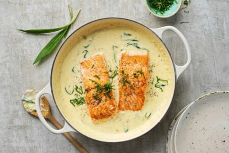 Saumon à la crème d’ail des ours : la recette printanière prête en 20 minutes Saumon à la crème d'ail des ours