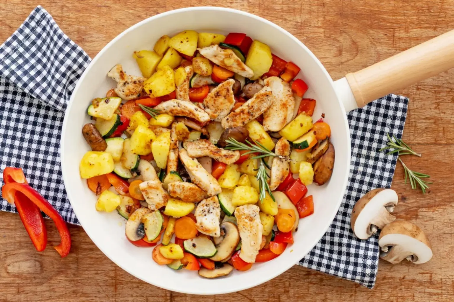 Sauté de poulet et de légumes au romarin