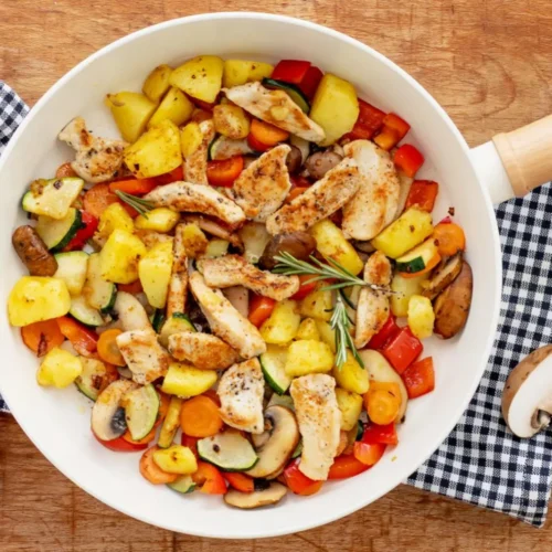 Sauté de poulet et de légumes au romarin
