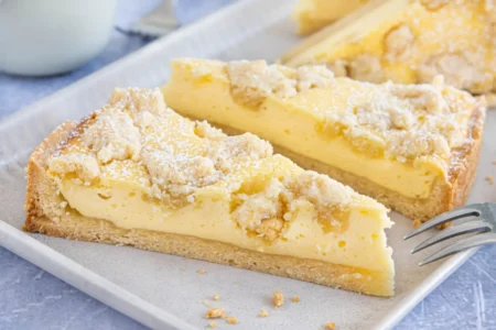 Tarte au fromage blanc : la recette ultra fondante avec streusel croustillant qui fait l’unanimité Tarte au fromage blanc