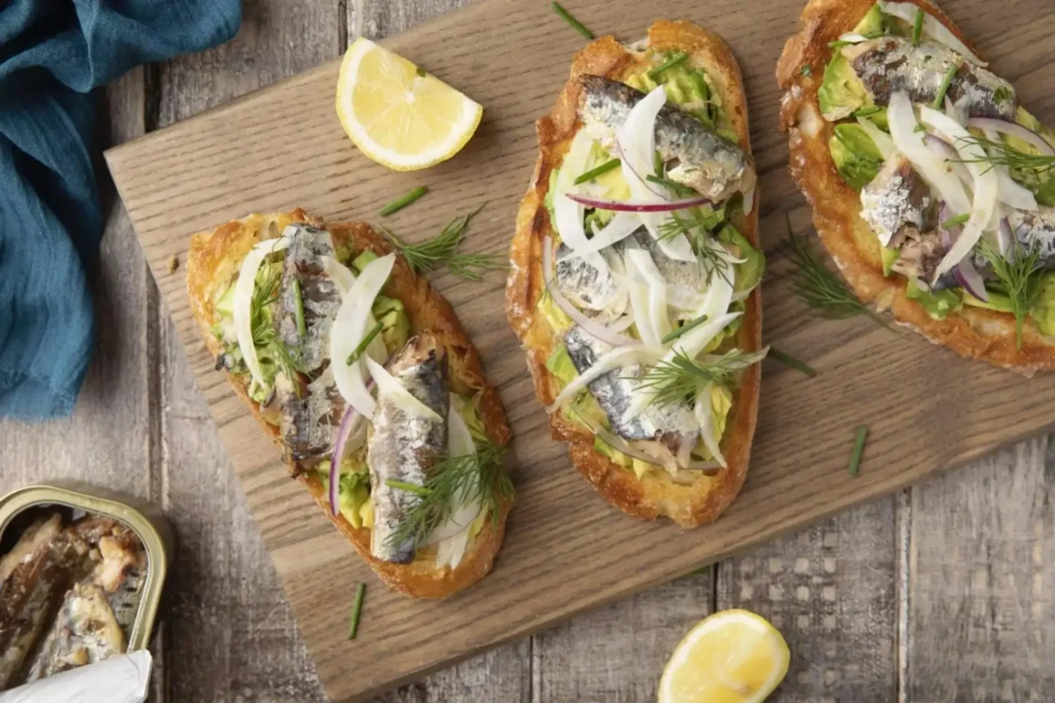 Tartines aux sardines et à l'avocat